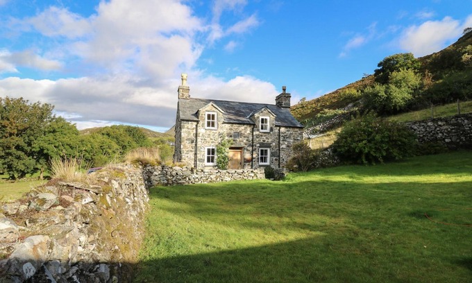 Arthog Cabaña | TYN Y GRAIG, romantic, character holiday cottage in Fairbourne