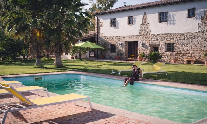 Begíjar Cabaña | Cortijo andaluz con encanto rodeado de olivos con piscina y chimenea