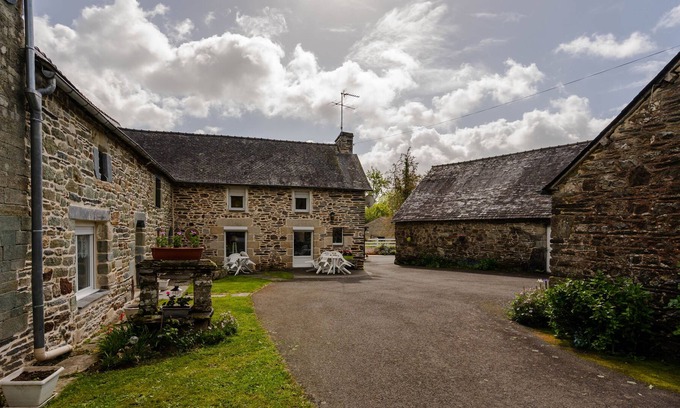 Saint-Aignan Casa | typical Breton house with large garden near lake guerlédan