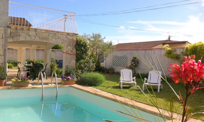 Generac Casa | Ambiente típico de la Camarga: sol, calma, piscina profunda, independencia