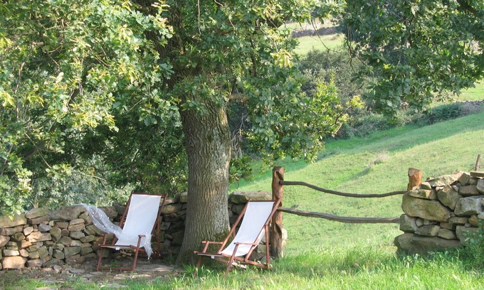 Alceda Casa | Vivienda típica del valle del Pas ubicada en una finca de verdes pastizales