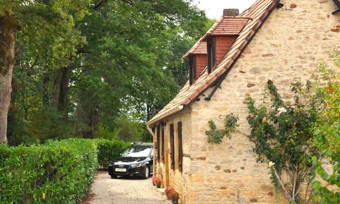 Anglars-Nozac Casa | Typical Lotoise house set in lush greenery with private pool.