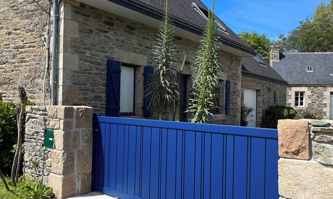 Plestin-les-Greves Casa | Typical renovated granite house, 300 m from Les Curés beach