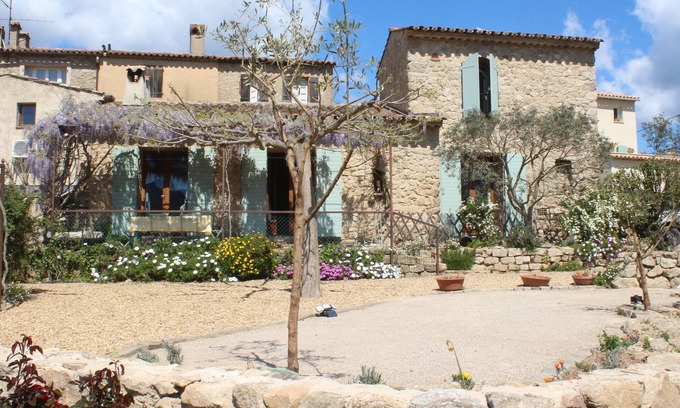 Plan-de-la-Tour Casa | Casa de piedra con jardín en una aldea tranquila rodeada de viñedos.