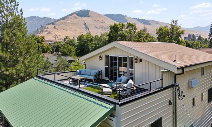 University District Apartamento | U-District Duplex w/ Rooftop Deck, Near Downtown & UMT