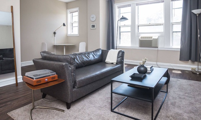 East Hyde Park Apartamento | UChicago, Lake, Sci Museum with Gym + W&D | Zencity