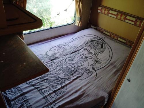 Lagos Casa | Uljanas caravana for 2 with view of the rescued horses