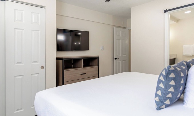 Steamboat Springs Hotel | Ultimate Adventure in Colorado! Three Serene Units, Near Ski Lifts, Free Shuttle Service, Hot Tub, Jacuzzi, Free Parking!