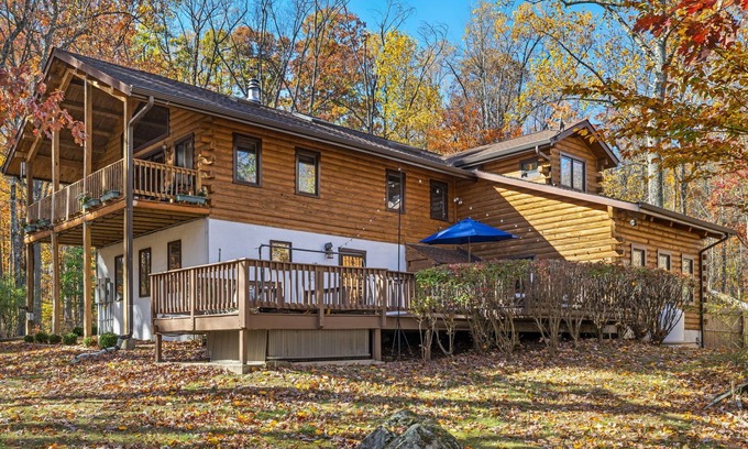 Springtown Cama Y Desayuno | Ultimate Cabin Getaway w/ Hot Tub, Fire Pit and Lake to Recharge and Unwind!