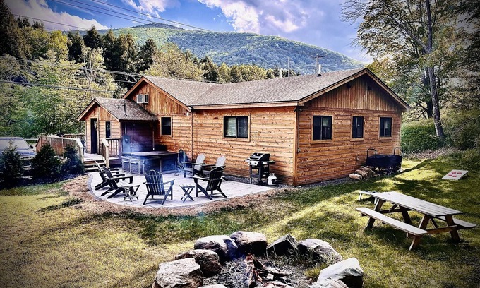 Hunter Cabina | Ultimate Cabin Getaway with Hot-Tub and Fire Pit