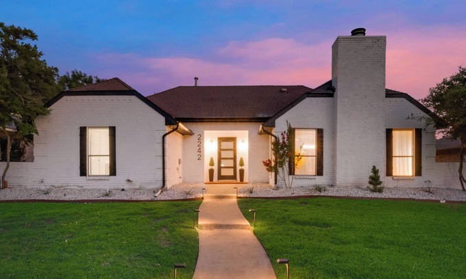 Southwest Carrollton Casa | Ultimate Comfort & Modern Elegance in our Renovated Pool House with Hot Tub