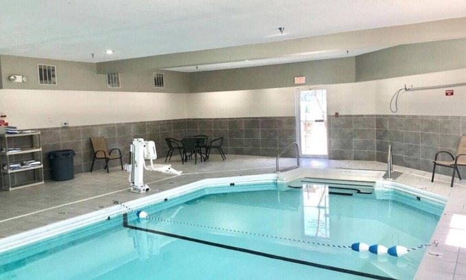 Council Bluffs Casa | Ultimate Council Bluffs Experience! 2 Modish Units, Onsite Pool, FREE Parking!