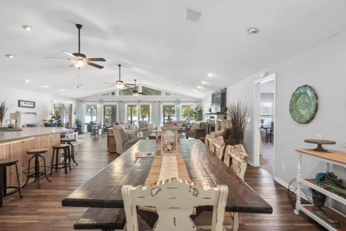 Milledgeville Casa | Ultimate Family Fun Lakehouse with pool and dock