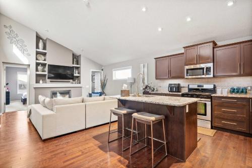 Calgary Casa | Ultimate Family Getaway- Large 4BR Oasis Near Airport w FREE Banff Pass, Wine, Parking & Netflix!