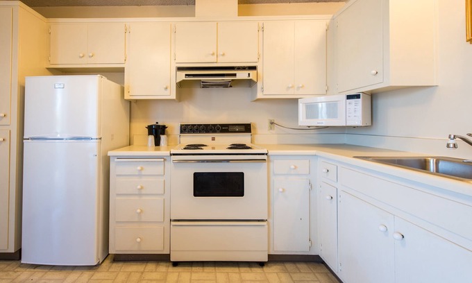 East End Apartamento | Ultimate Family Vacation! Pool, Free Parking, Free Breakfast!