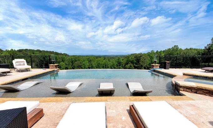 Talking Rock Cabina | Ultimate Getaway w/Pool, Game Room & Custom Bar!