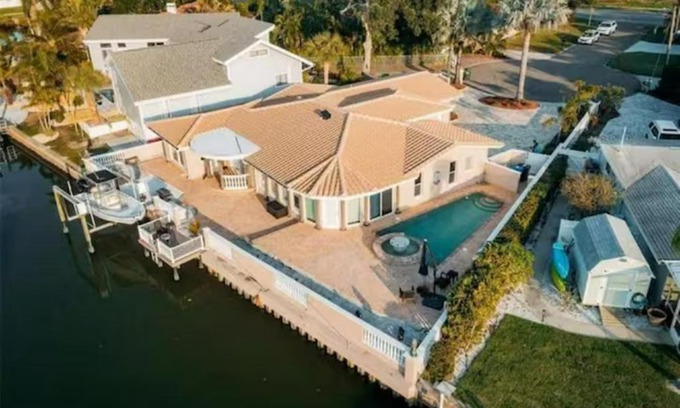 Anona Casa | Ultimate in Luxury 5 bedroom on canal living W pool