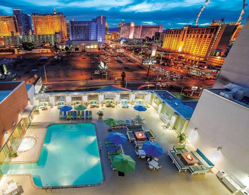 Las Vegas Apartamento | Ultimate Las Vegas Getaway One Bedroom Suite with Balcony, Kitchen, Gym, Pool & Free Parking