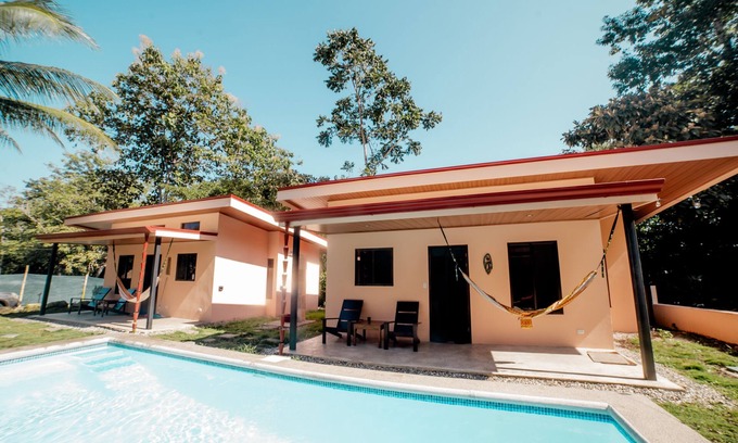 Pavones Casa | Two Bedroom-Bungalow-De Lujo-Baño en la habitacion-Vista a la Piscina
