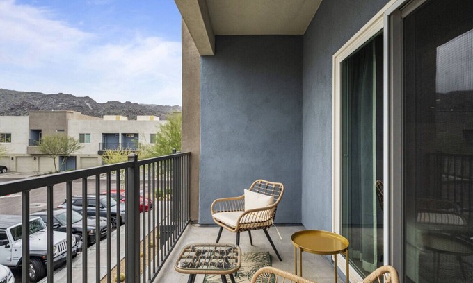 South Mountain Apartamento | Ultimate Luxury Getaway: Poolside Paradise with Private Garage