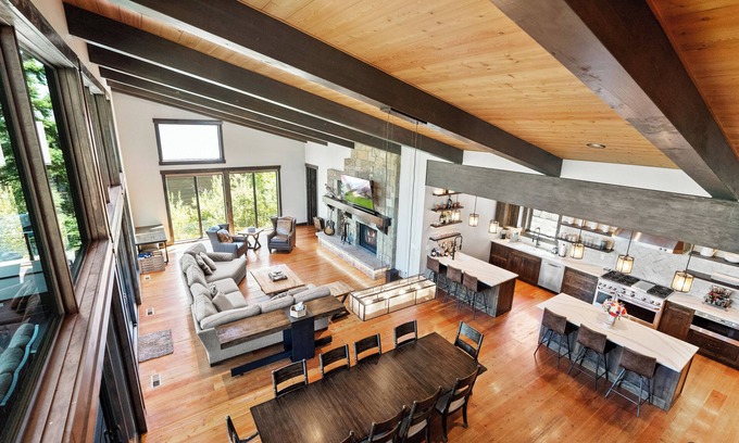 Whitefish Casa | Ultimate Luxury Ski-in/Ski-out Home 5BD, 5.5BA 2 Hot Tubs, Steam Room, Game Room