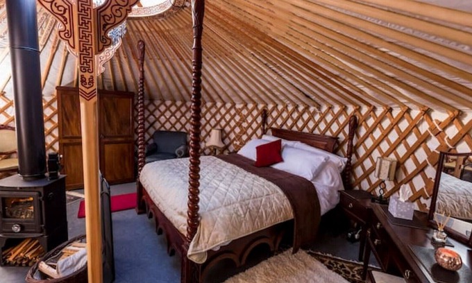 Lampeter Cabina | Ultimate Luxury Yurt Experience With Hot Tub - Meadow Yurt