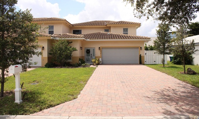 Coral Springs Casa | Ultimate Modern Vacation Home
