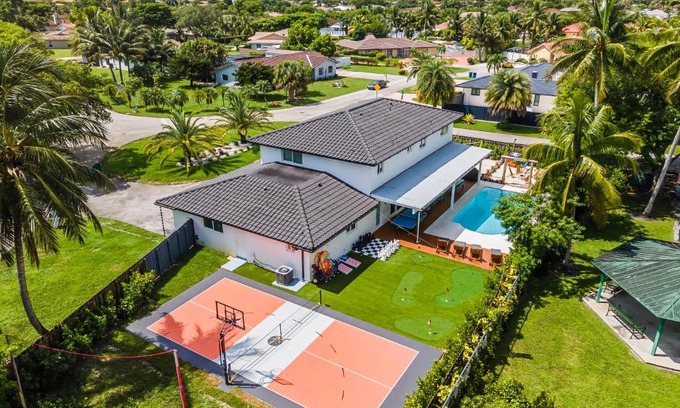 Country Club Casa | Ultimate Vacation Retreat heated pool & Mini Golf L63