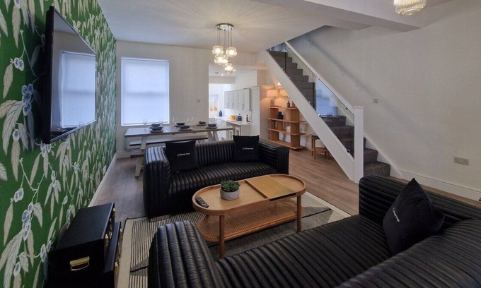 Van Casa | Ultra Modern 3 BR with Garden