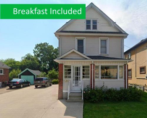 Niagara Falls Casa | Ultra Close to Clifton Hill and the Falls & Wonderful Free Breakfast Delivered Daily