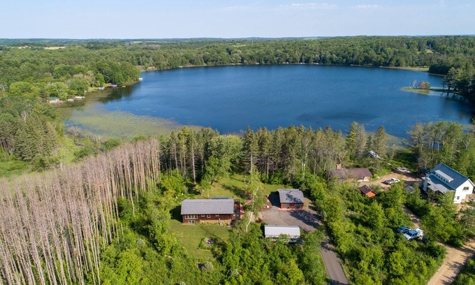 Star Prairie Casa | Ultra Comfy Cabin on Quiet Lake w/ outdoor Hot Tub and Chef's Kitchen