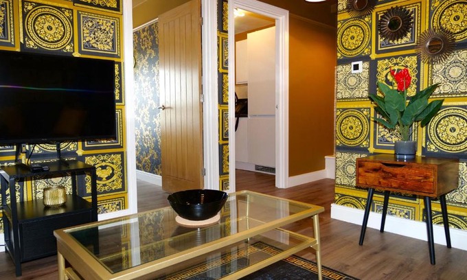 Rotherham Apartamento | Ultra Deluxe Versace Apartment Near Sheffield FULL SKY TV