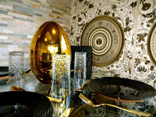 Rotherham Apartamento | Ultra Deluxe Versace Apartment Near Sheffield