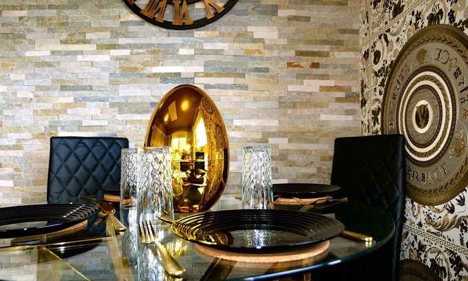 Rotherham Apartamento | Ultra Deluxe Versace Apartment Near Sheffield