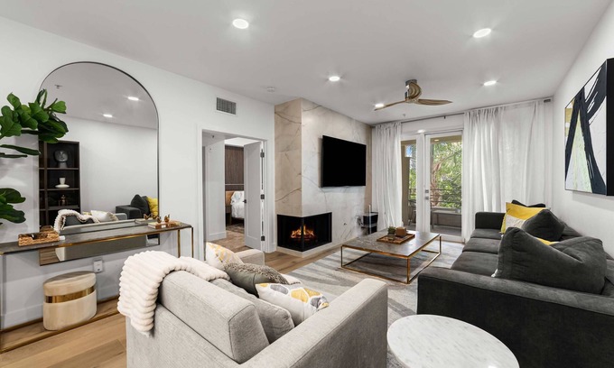 Airport Area Condominio | Ultra Lux Oasis - completely remodeled, gated community