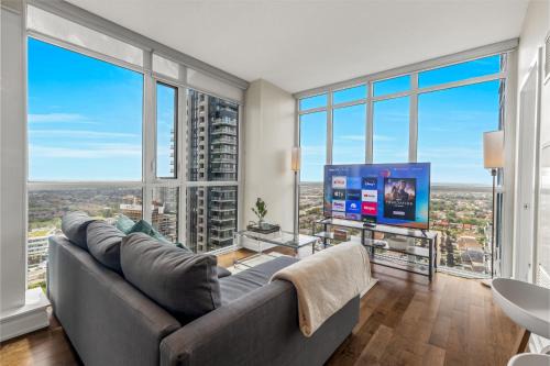 Downtown Mississauga Apartamento | Ultra Luxurious 2.5 Bedroom 2 Full Bathroom 1 Parking Condo Near SQ1 Striking Views