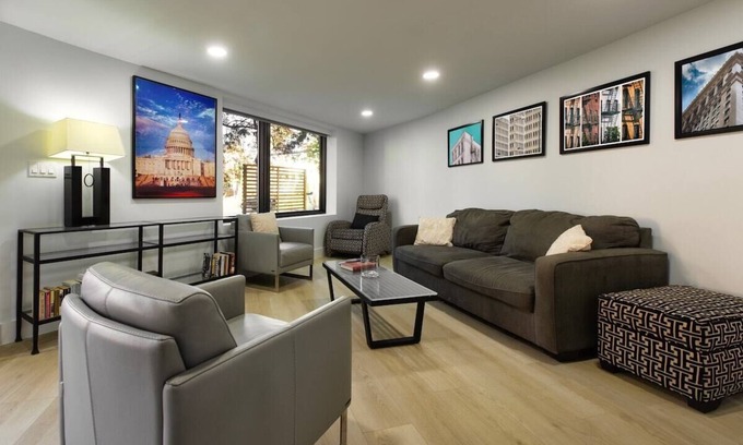 Northwest Apartamento | Ultra-Modern Apartment, Pet-Friendly, Free Off-Street Parking, Steps to Metro!