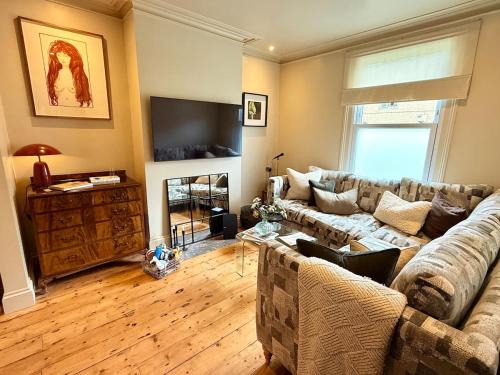 Hanham Casa | Ultra Modern Central City House