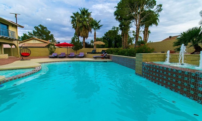 Villa Bonita Estates Casa | Casa ultra moderna 6 B / R Piscina 5 minutos para desnudarse Sala de juegos Jacuzzi climatizado Todo el año