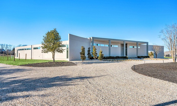 Cutchogue Casa | Ultra Modern North Fork Estate Walking Distance to Vineyards and Beach!