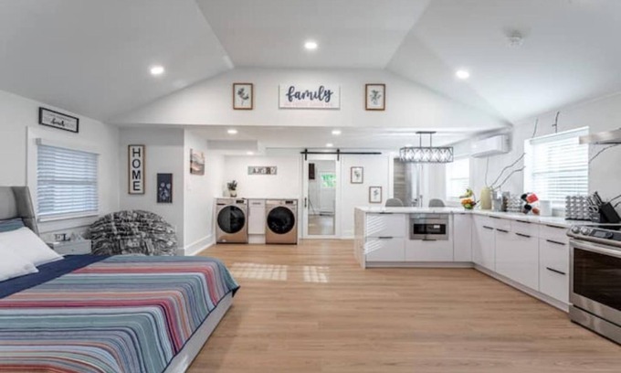 Cold Spring Harbor Casa | Ultra-Modern Studio | Near Hospital & NYCIM | WiFi