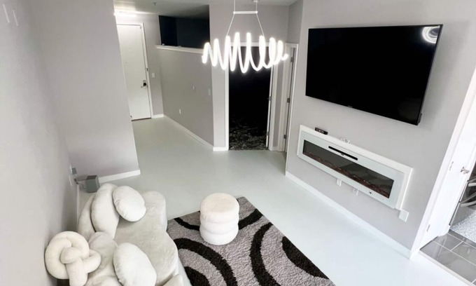 West End Condominio | Ultra modern stylish LOFT close to everything! Parking, balcony, fireplace, Wifi