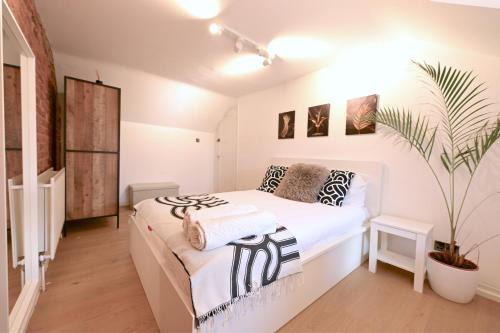 New Cross Casa | Umodzi House Bedroom 3- Accra Room