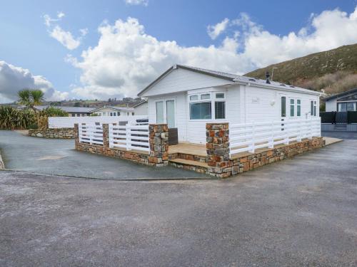 Mynytho Casa | Un Diwrnod One Day The Warren T22