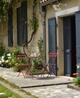 Brux Cama Y Desayuno | Un jardin et trois maisons