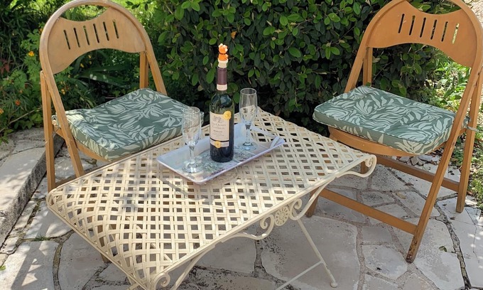 Villeneuve-la-Comtesse Casa | Un lit double équipé gite. Self contained gite for 2 people with 1 bed.