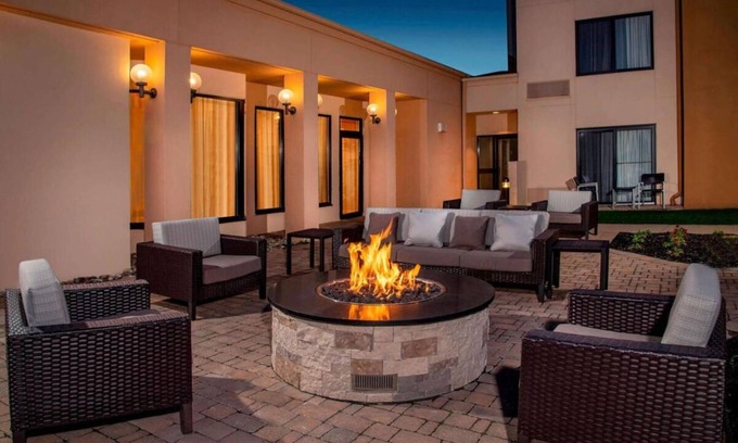 Newark Complejo | Unbeatable Location! 2 Comfortable Units, Indoor Swimming Pool, Pets are Welcome