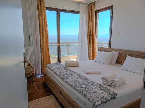 Rafina-Pikermi Apartamento | Unbeatable View, Family apartment