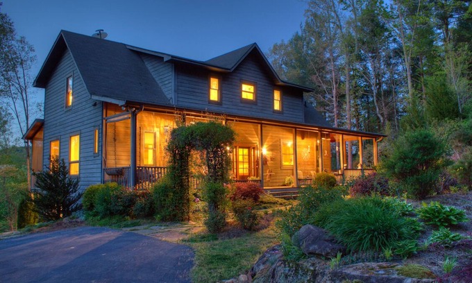 Sautee Nacoochee Cabina | Unbelievable Mountain Cabin on the Historic Chattahoochee River