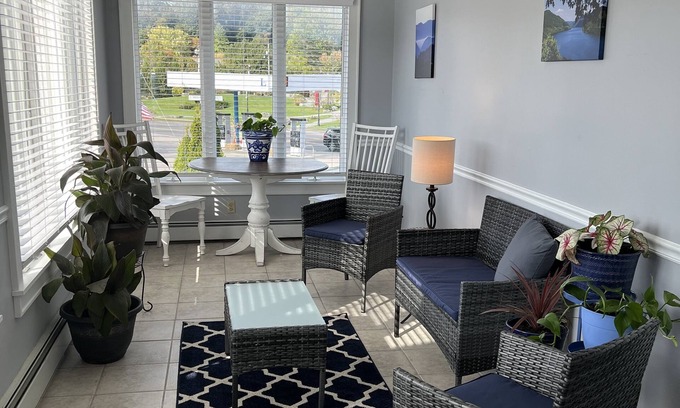 Leadsville Apartamento | Unbelievable penthouse-style apartment in the heart of Elkins, WV.